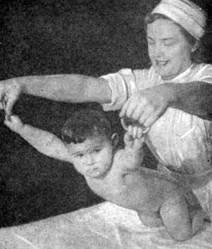 Поднимание тела из положения на животе до вертикального положения при поддержке ребенка за руки
