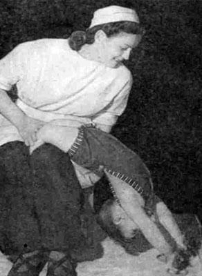 Напряженное выгибание из положения сидя на коленях у сестры-воспитательницы (2й момент)