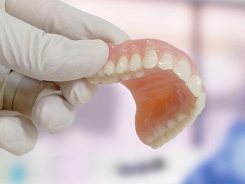 Как изготавливаются и крепятся зубные протезы